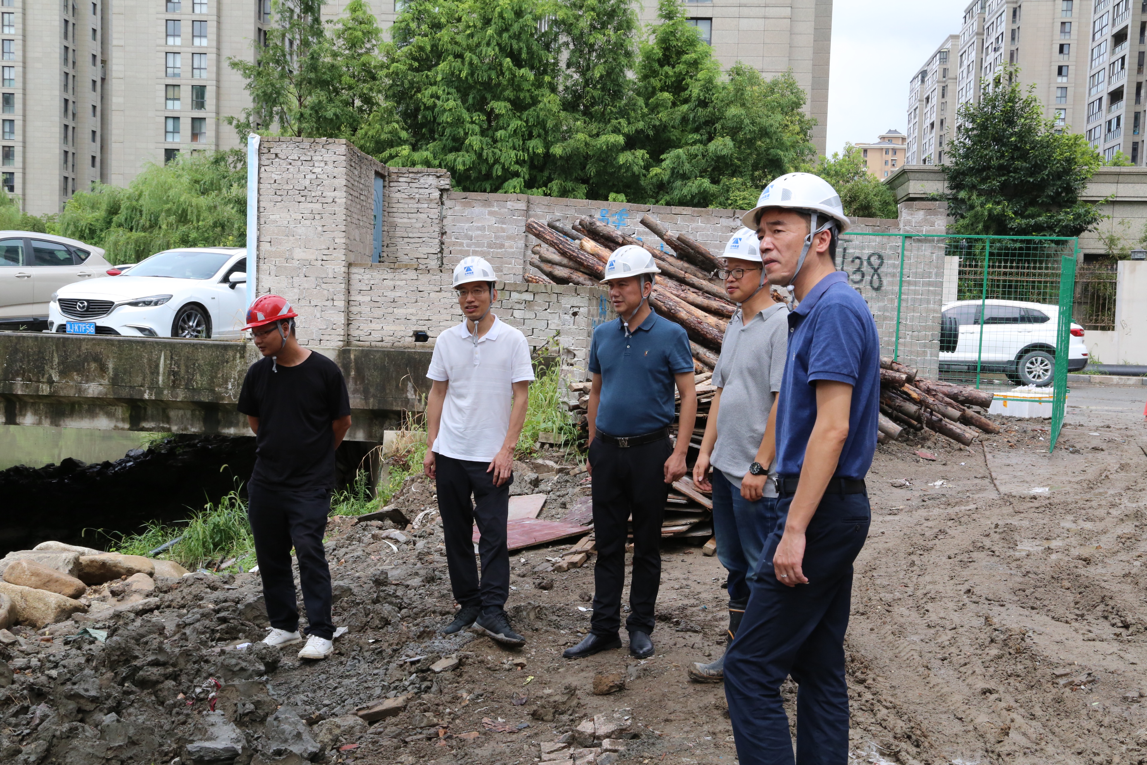 1627026548892653.jpg 圖為檢查組一行察看項目附近河道沿岸防護(hù)情況.jpg